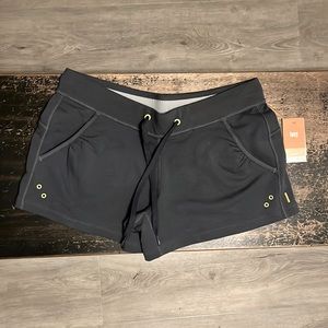 NWT charcoal gray Lucy cool it short. Size medium.